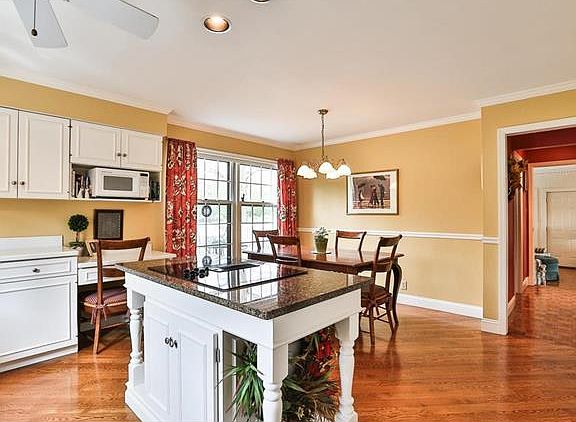 4th image of 2149 Grandview Dr