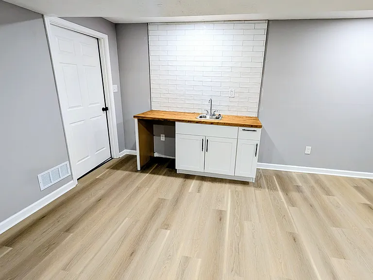 7718 Kenwood Ave — Photo 20