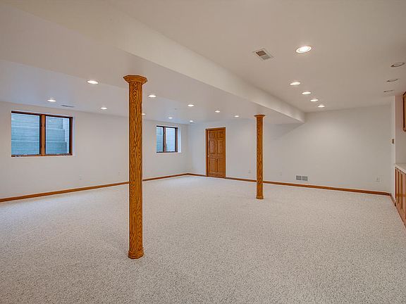 4th image of W240N2365 E Parkway Meadow Cir