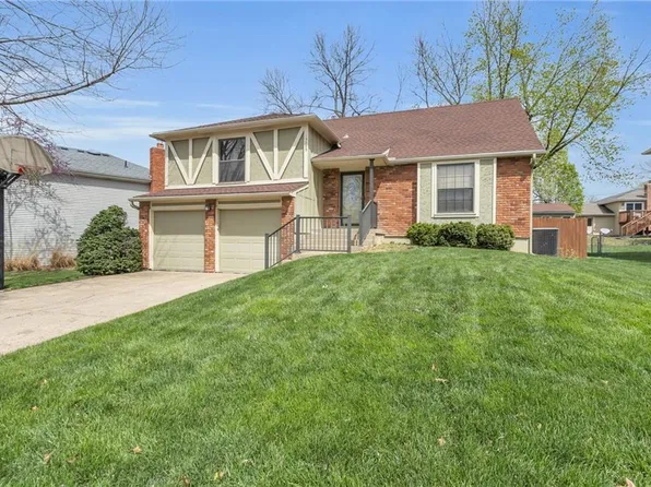 15205 S Locust St, Olathe, KS 66062