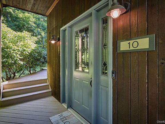 3rd image of 10 Dickman Farm Road