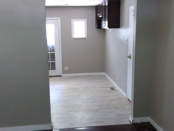 5th image of 22324 Nichols Ave