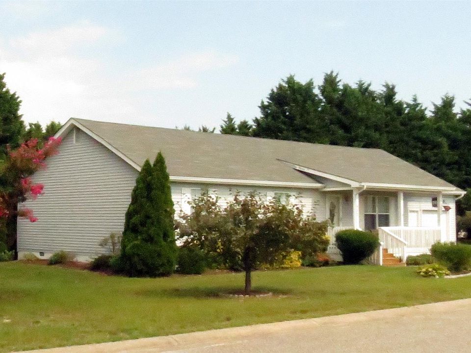 1st image of 402 Yorkshire Ct