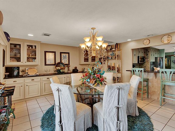 5th image of 323 Palm Dr