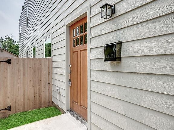 3rd image of 2432 Saint Clair Dr