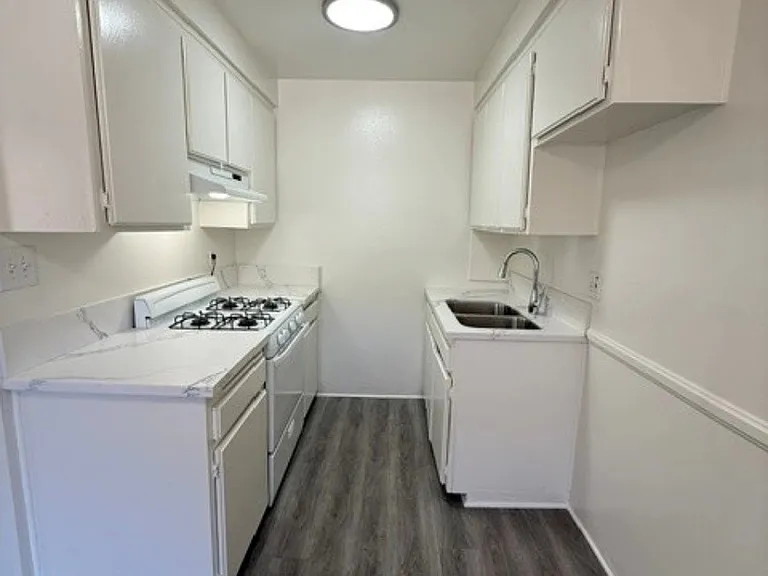 Marquis Apartments — Photo 30