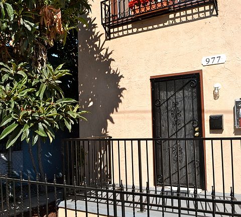 5th image of 975 W 42nd Pl