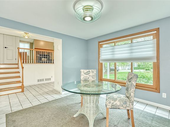 4th image of 22 Morning Woods Ln