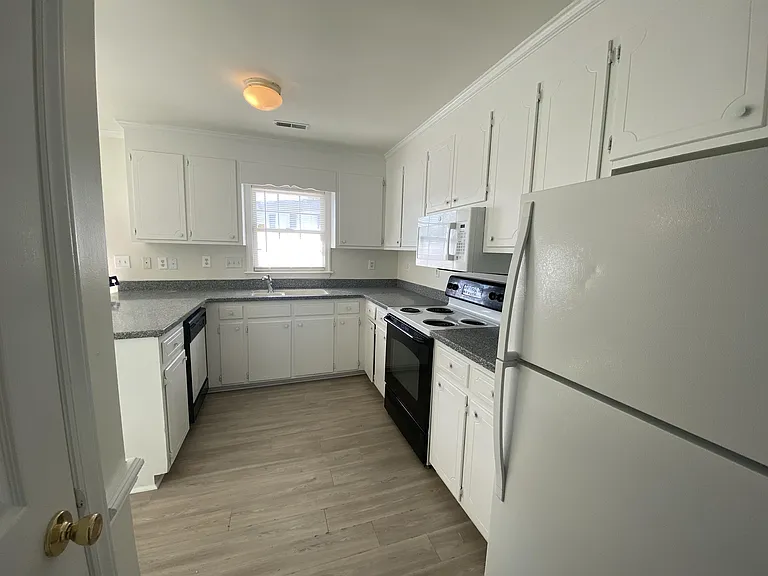 3806 D1 Sterling Pointe Dr #1 — Photo 2