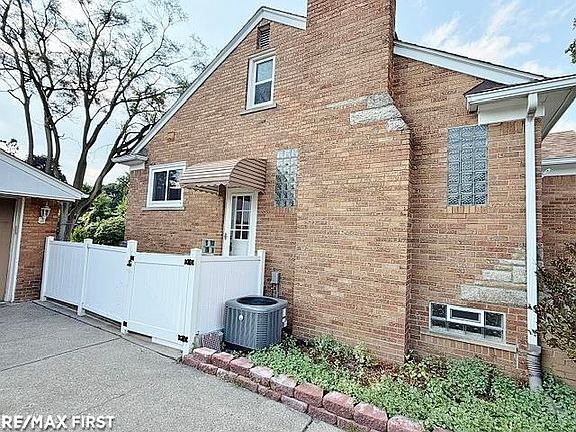 4th image of 23323 Audrey Ave