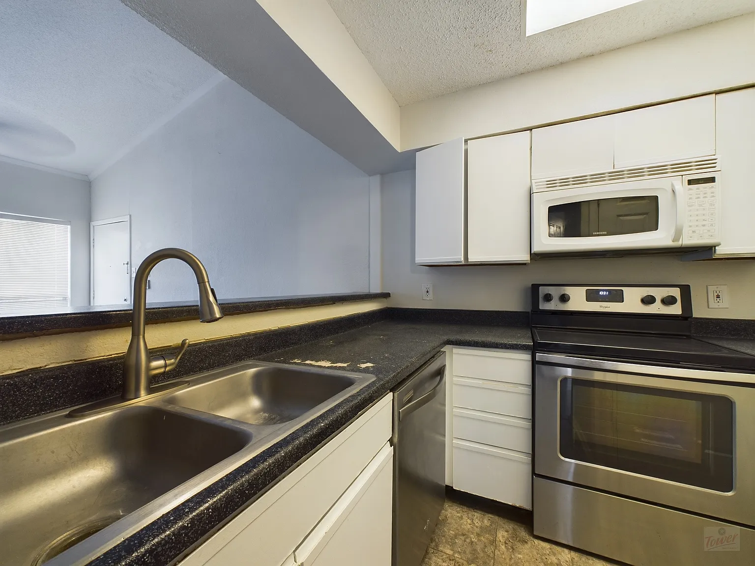 807 W 25th Apt 304 — Photo 3