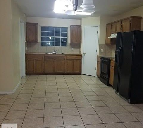 4th image of 2469 Hamburg St