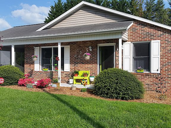 3rd image of 212 Autumn Cres