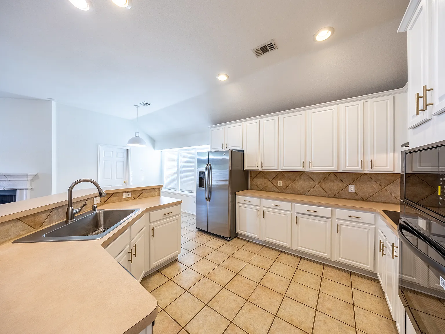 3 bed, 1628 sqft, $2,295 — Photo 4