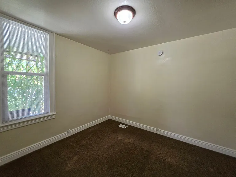 724-726 E Downington Ave — Photo 6