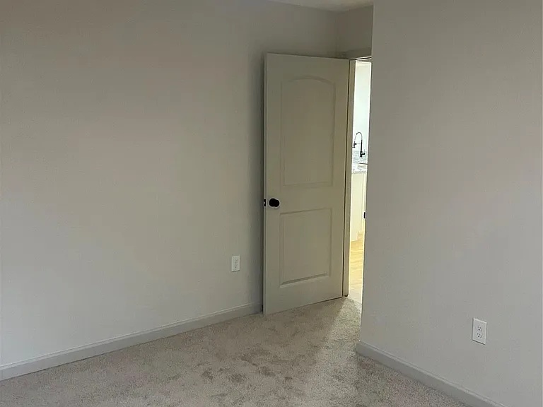 902 Alice St — Photo 11