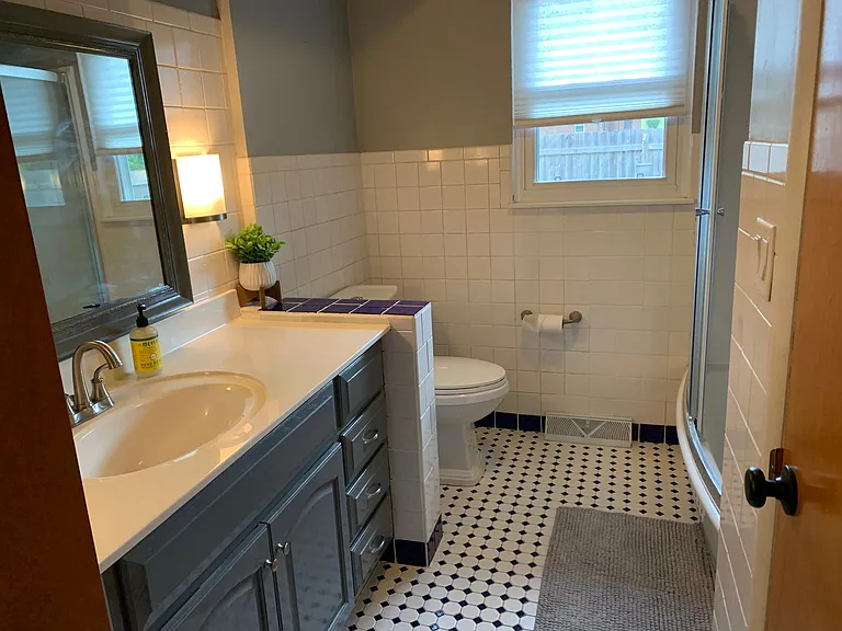 Full bath with tub/shower