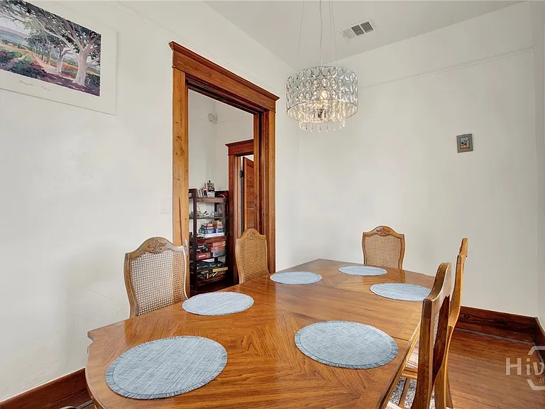 114 W Waldburg St — Photo 28