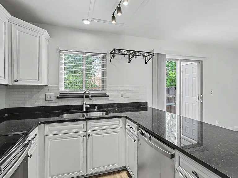 862 London Green Way — Photo 8