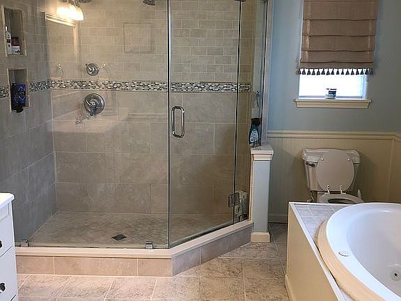 Master bath (2 person shower