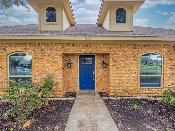 1302 N Trail Dr, Carrollton, TX 75006