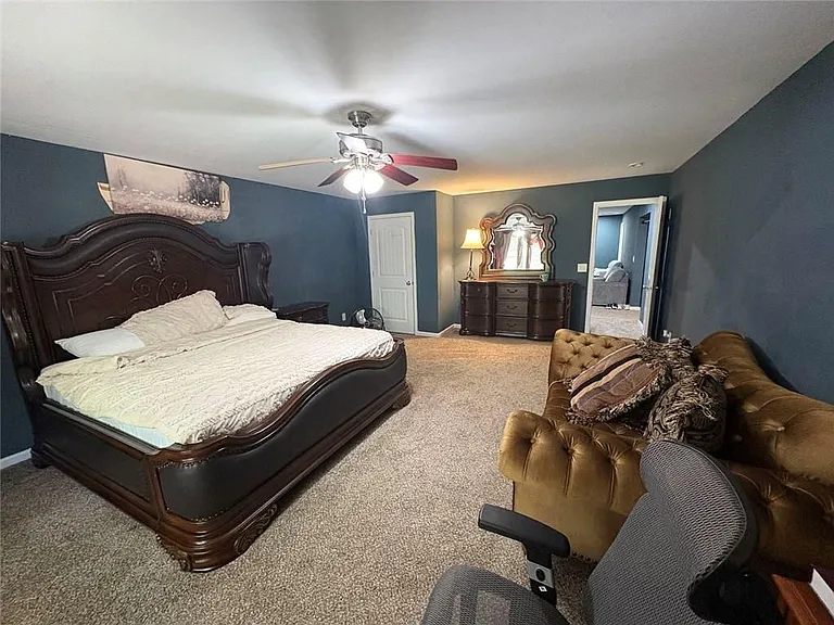 180 Village Green Ct #B — Photo 6