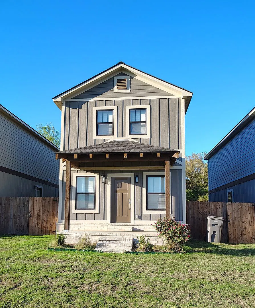 3 Bedroom/2 Bathroom Townhouse Southside — Photo 1