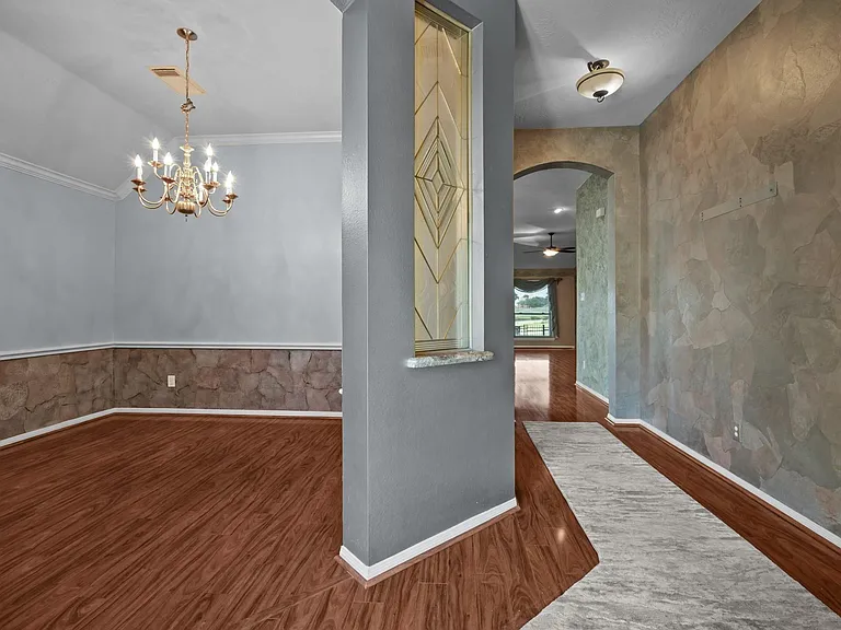 2723 Shelby Dr — Photo 2