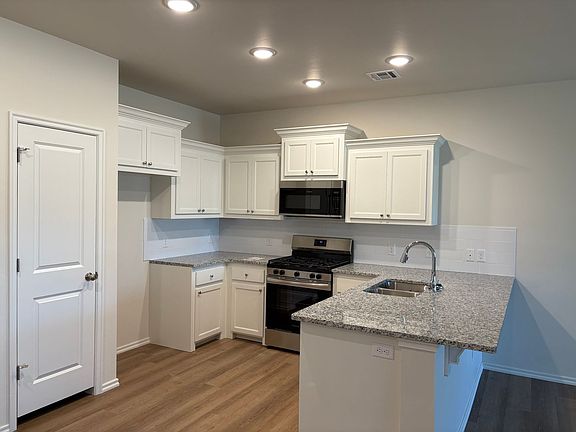 4th image of 819 S Wilson Ave