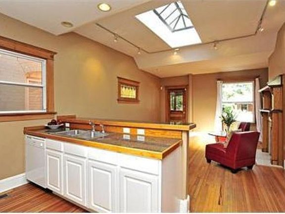 Living room/breakfast bar