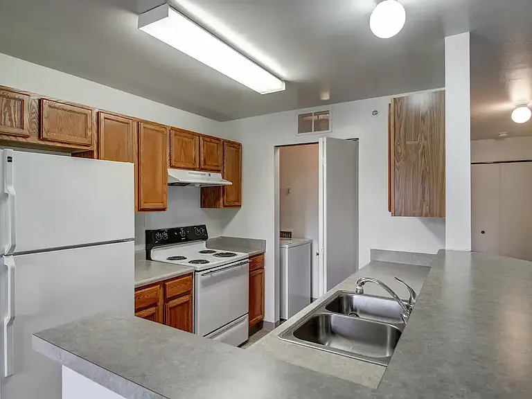 Emerald Park Apartments — Photo 2