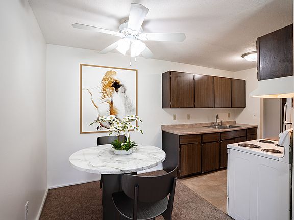Coon Rapids, MN Robinwood Apartments | Dining