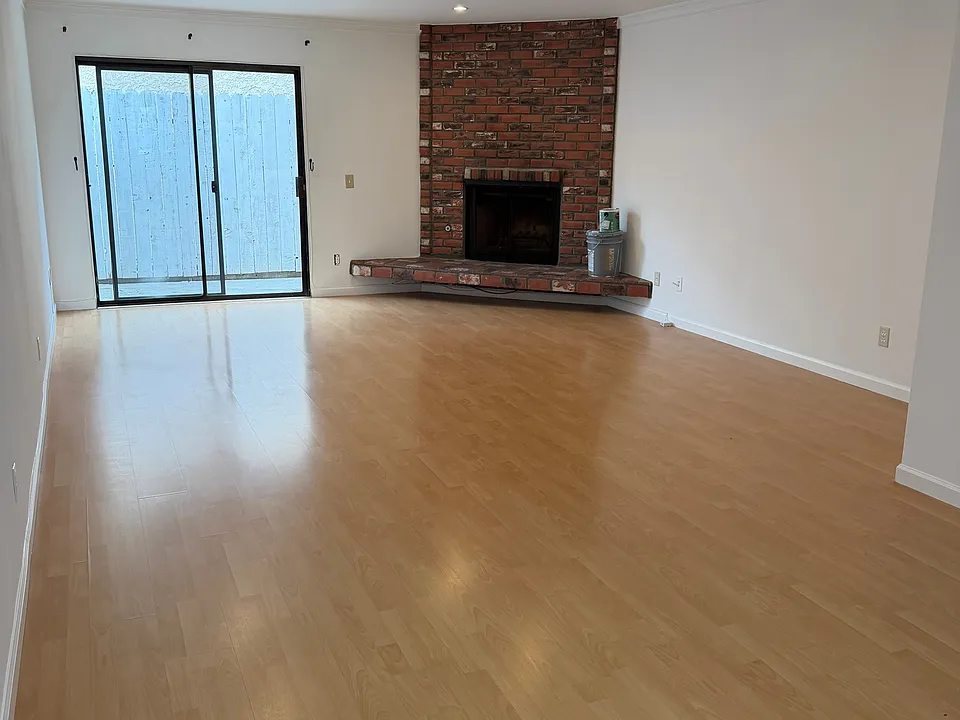 557 E Tujunga Ave #H