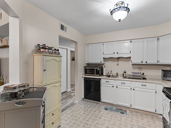 5th image of 19313 Surrey Ln #50