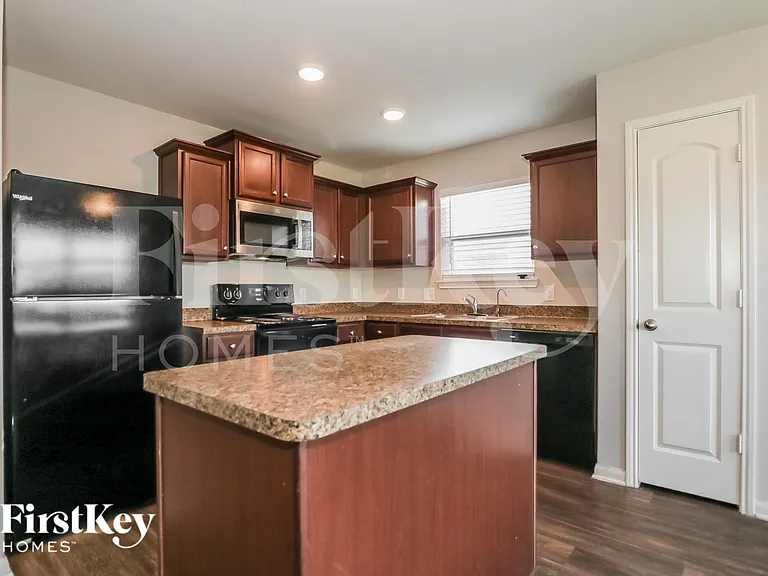 3004 Oak Ln — Photo 6