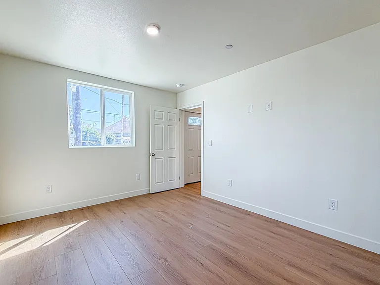 423 E 31st St — Photo 56