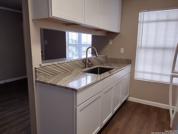 5th image of 4227 Woodmanor Dr APT 1