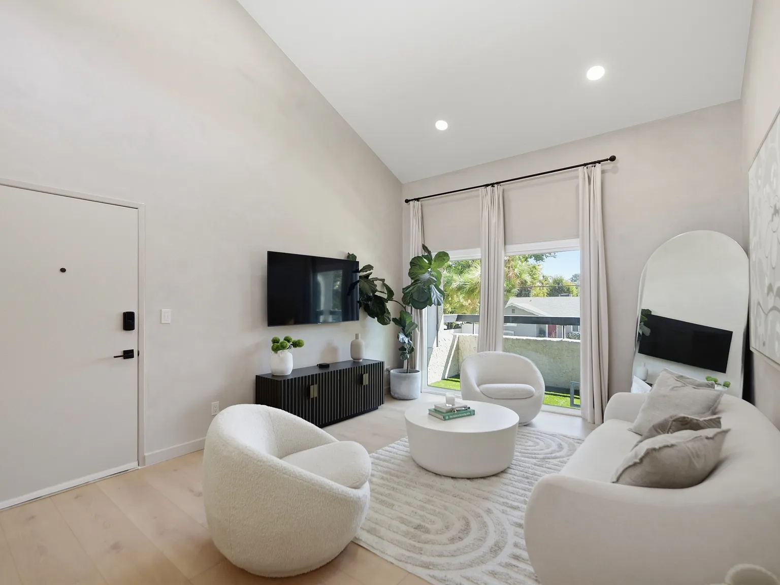 3 bed, 1007 sqft, $3,150 — Photo 1