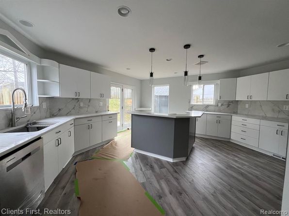 4199 Motorway Dr, Waterford, MI 48328
