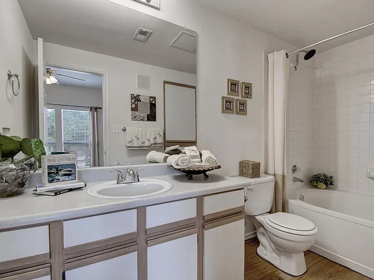 Indian Creek Apartments — Photo 20