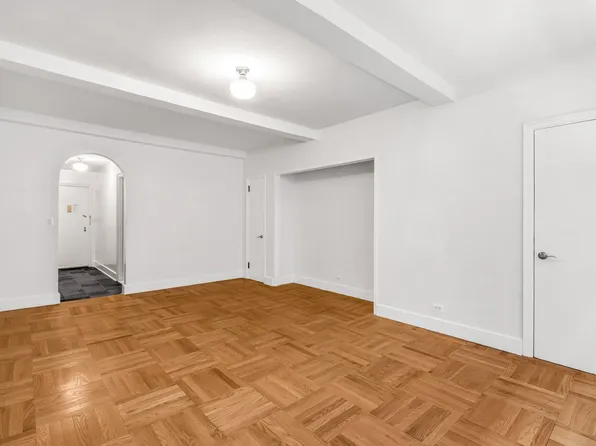 307 East 44th Street image 4 of 27