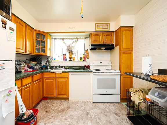 4th image of 2466 Delanoy Ave