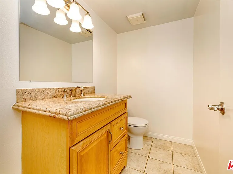 18100 Burbank Blvd #19 — Photo 8