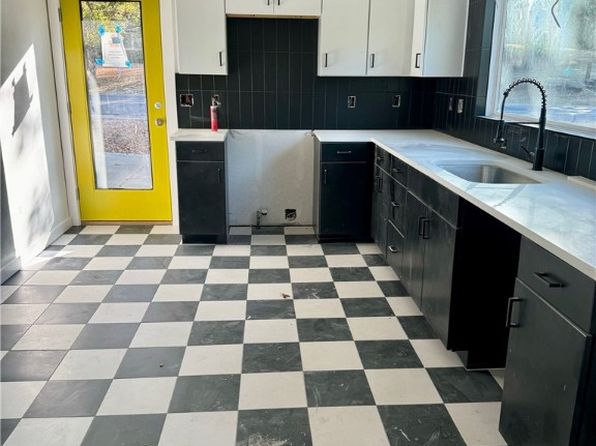 fayetteville-arkansas-442645588 picture