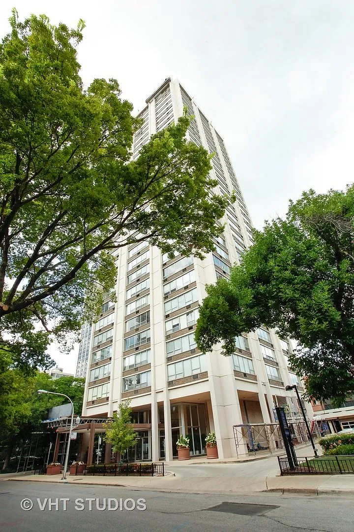 70 W Burton Pl APT 1001F photo 1