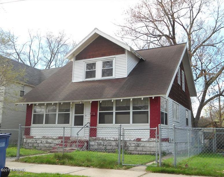 1st image of 820 Temple St SE