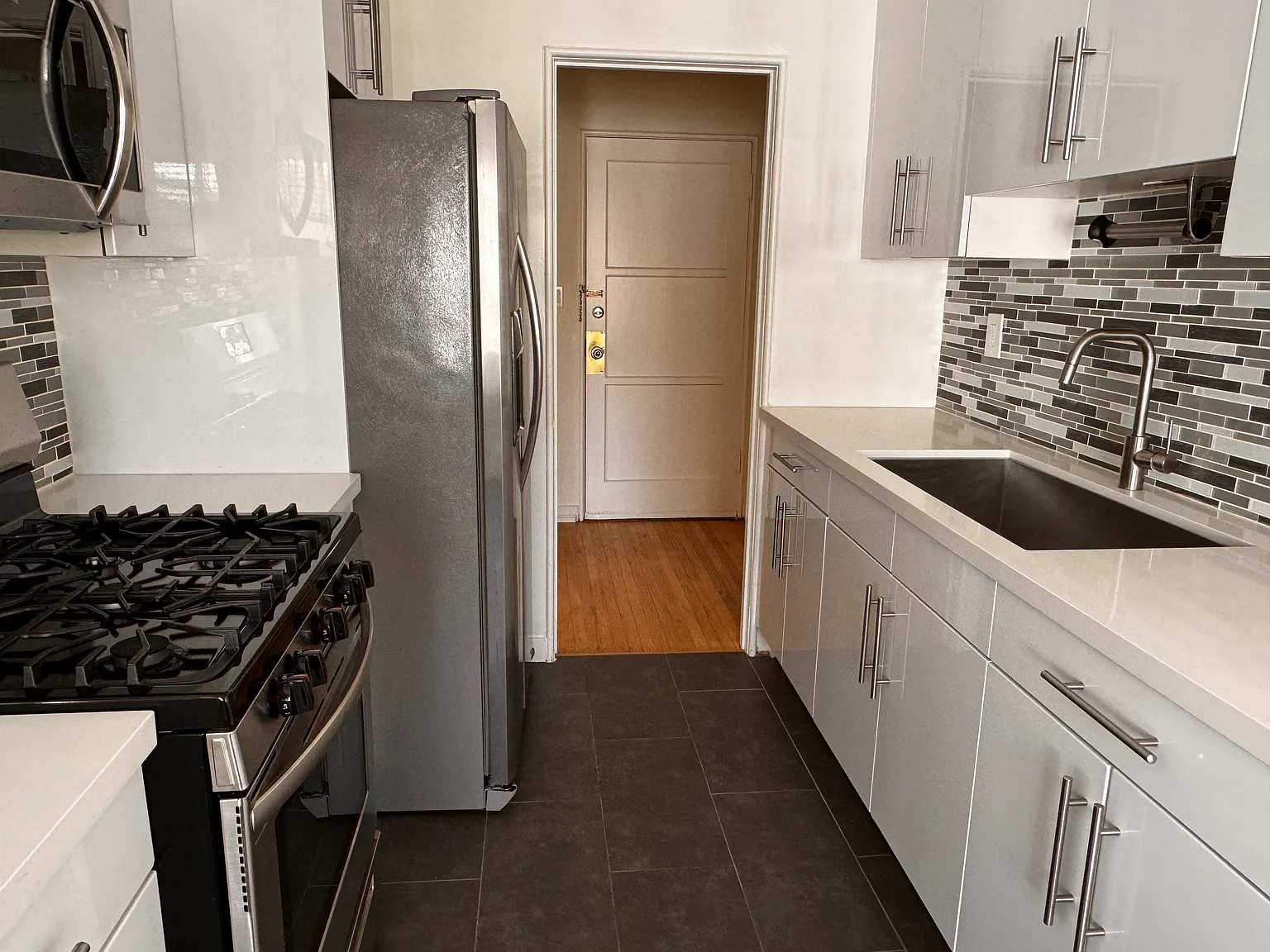 1016 Tiverton Ave — Photo 2