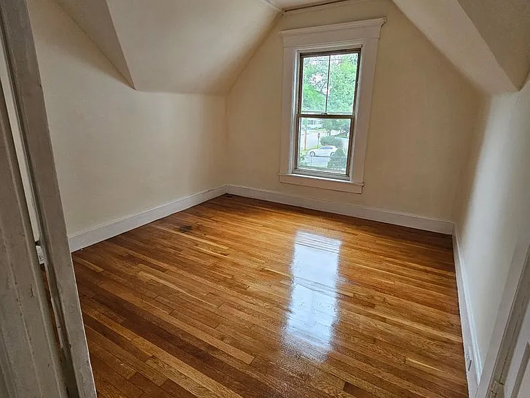 605 Hall St — Photo 16