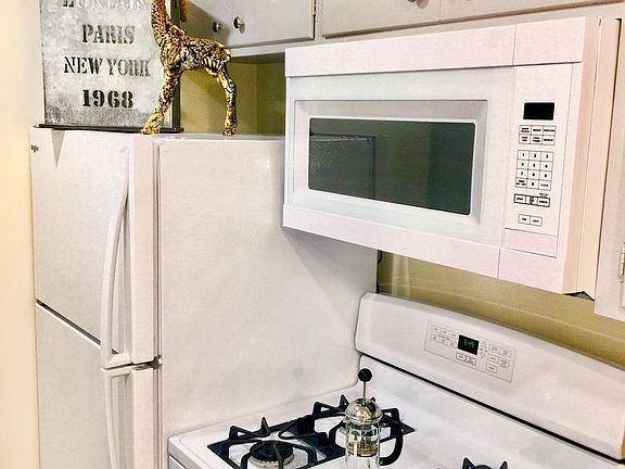 2nd image of 953 Lupin Ave #9