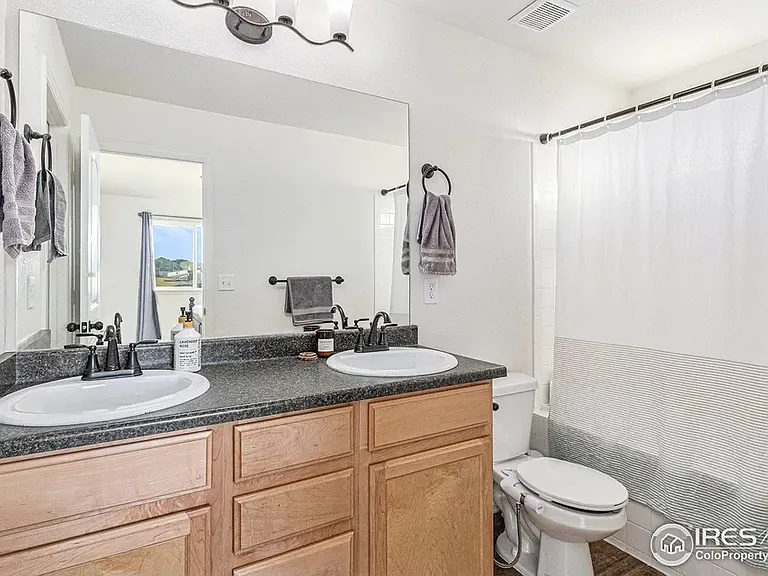 985 Axis Dr — Photo 16